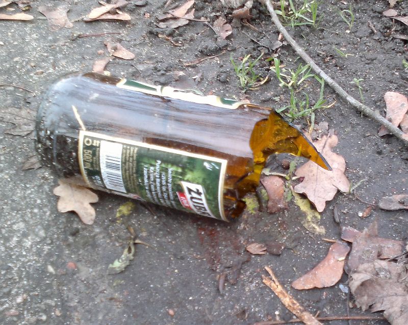 Zużyta butelka leżała na jednej z alejek w parku (iSokolka.eu)