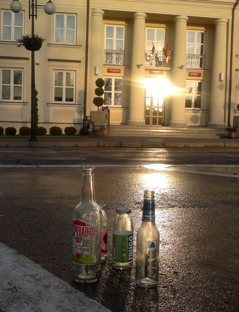 Butelki na parkingu w centrum miasta (iSokolka.eu)