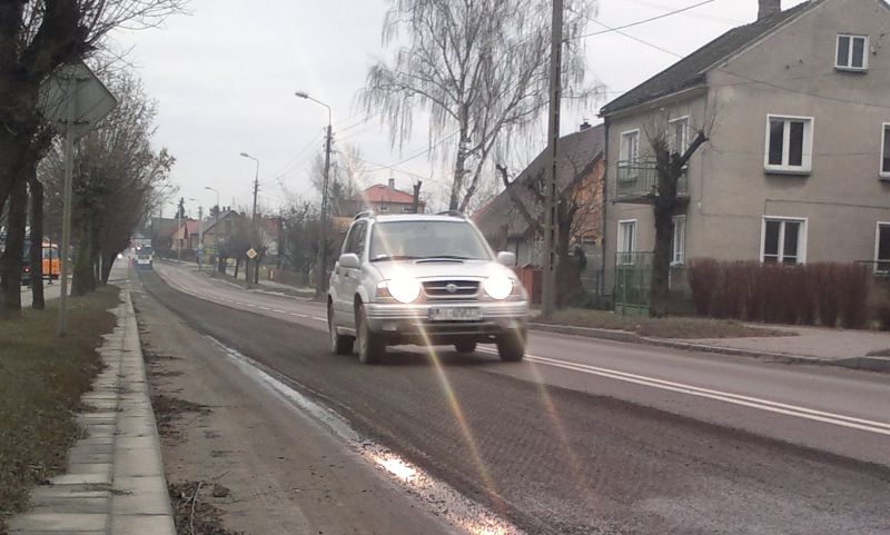 Specjalna maszyna ścięła wierzchnią warstwę asfaltu (iSokolka.eu)