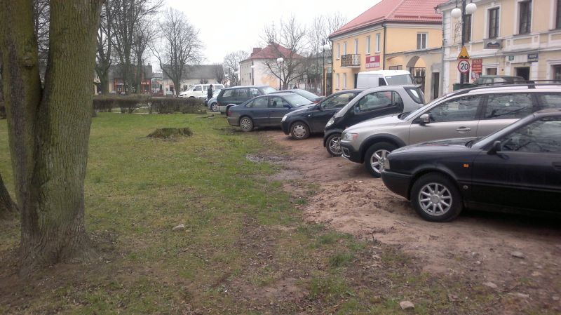 Tu gdzie kiedyś rosły drzewa, dziś parkują samochody (iSokolka.eu)