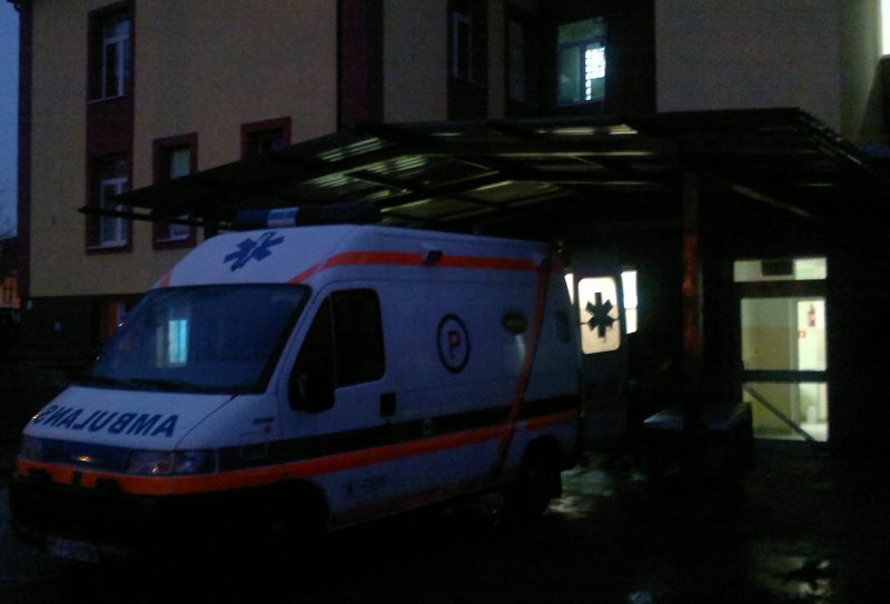 Ambulans przed szpitalem (iSokolka.eu)