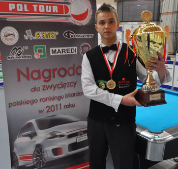 Konrad Piekarski z pucharem (bilard-sport.pl)