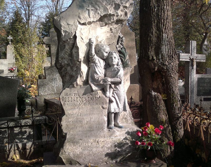 Pomnik Adasia i Halinki na sokólskim cmentarzu (iSokolka.eu)
