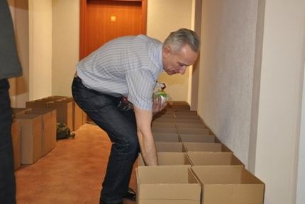 Senator Gogacz podczas przygotowywania paczek dla Polaków na Białorusi (stanislawgogacz.pl)