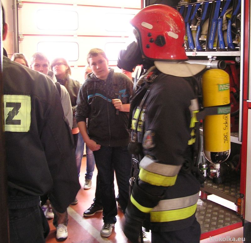 Uczniowie poznawali też sprzęt, jakim dysponują strażacy (iSokolka.eu)