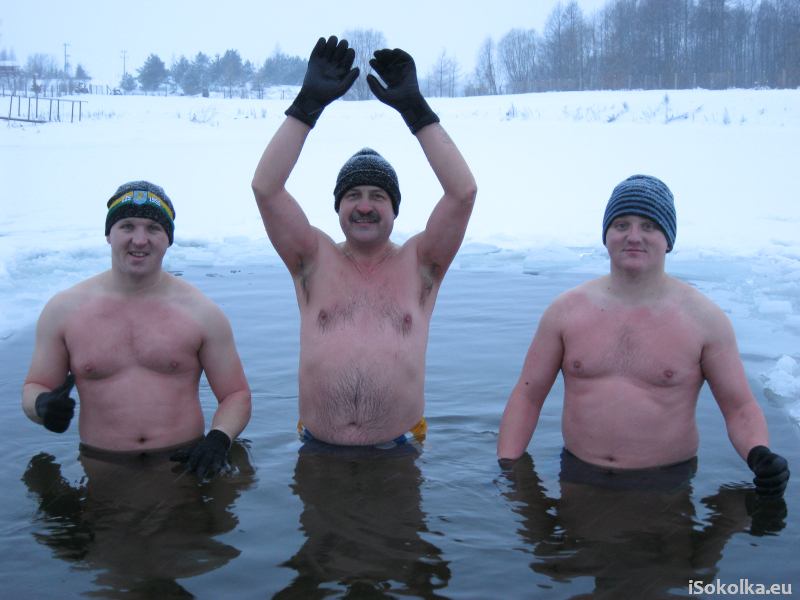 Dziś lodowatej kąpieli zażywał też burmistrz Krynek (w środku) (iSokolka.eu)