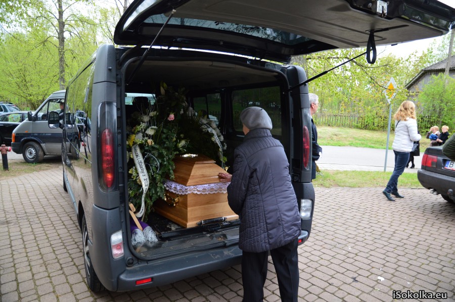 Trumna z ciałem księdza Piotra Kirejczyka spoczęła na cmentarzy parafialnym w Dąbrowie Białostockiej (iSokolka.eu)
